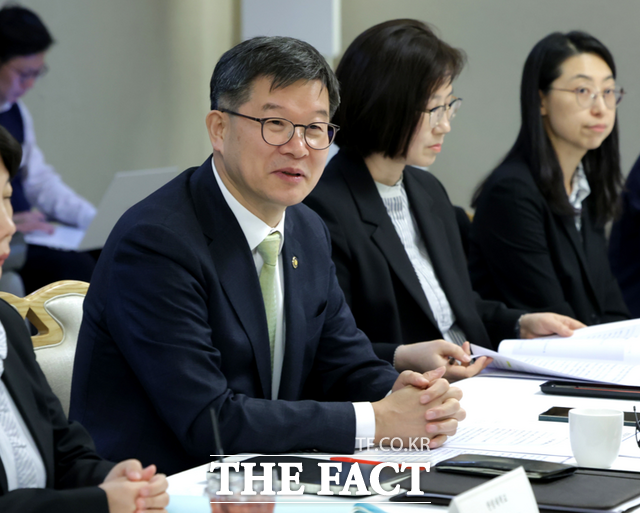 정부가 노인요양원 등 장기요양기관 서비스 질 관리를 위해 지정갱신제를 올해 시행한다. 사진은 29일 열린 제2차 장기요양위원회에서 발언하는 이기일 보건복지부 1차관. /보건복지부