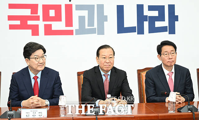 국민의힘은 29일 SK텔레콤 소비자 권익 및 개인정보 보호 TF를 구성할 예정이라고 밝혔다. 사진은 왼쪽부터 국민의힘 권성동 원내대표, 권영세 비상대책위원장, 김상훈 정책위의장. /박헌우 기자