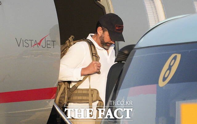 도널드 트럼프 미국 대통령의 장남 트럼프 주니어가 29일 오후 6시 30분쯤 서울 강서구 김포비즈니스항공센터를 통해 입국하고 있다. /남윤호 기자