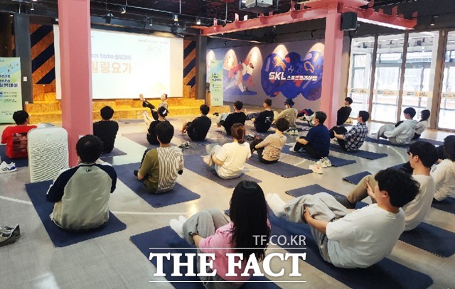 2025년 상반기 toto 힐링데이 참가자들이 힐링 요가 프로그램에 참여하고 있는 모습./스포츠토토코리아