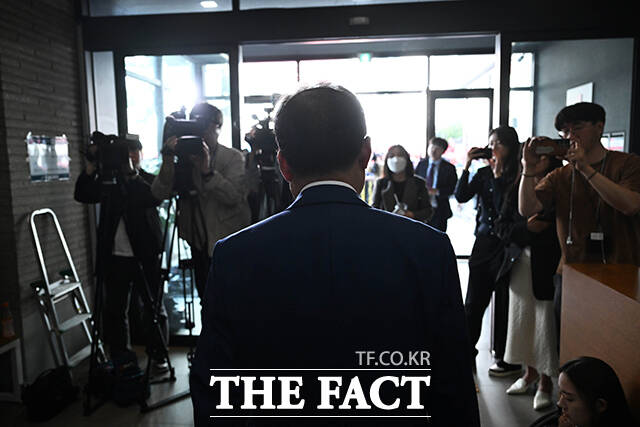 고개 숙인 홍준표.