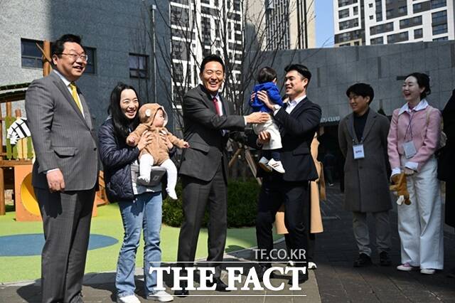 오세훈 서울시장이 주형환 저출산고령사회위원회 부위원장과 ‘미리내집’롯데캐슬 이스트폴(광진구 자양동)을 방문해 입주 예정 신혼부부와 현장을 둘러보고 있다./서울시