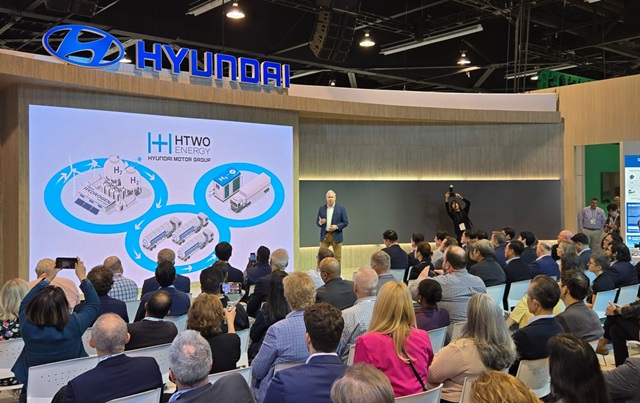 현대자동차는 28일(현지시간)부터 5월 1일까지 미국 캘리포니아 애너하임 컨벤션센터에서 열린 ACT 엑스포 2025에서 더 뉴 엑시언트 수소전기트럭을 북미 시장에 공식 출시했다고 29일 밝혔다. 켄 라미레즈 현대차 글로벌상용&수소사업본부 부사장이 ACT 엑스포 2025 프레스 콘퍼런스에서 발표하고 있는 모습. /현대자동차