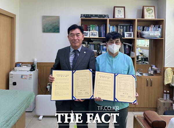 계룡시보건소가 한솔의원과 함께 심뇌혈관질환 예방 관리 검진비 지원 사업 수행을 위한 업무협약을 체결했다. /계룡시