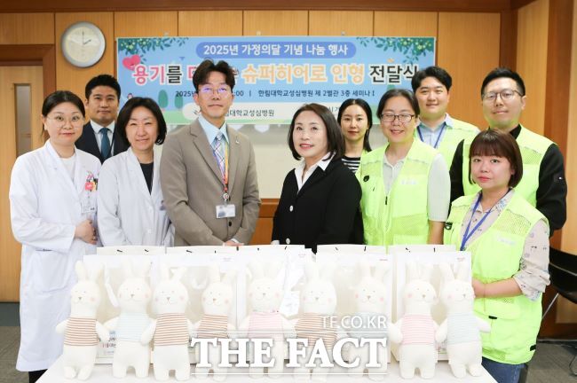 슈퍼히어로 인형을 전달하는 모두가족봉사단과 한림대성심병원 관계자들. /안양시 가족센터