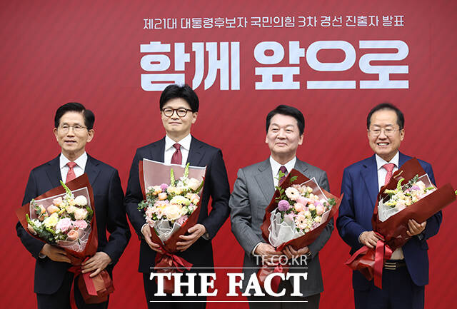 결과 발표 후 김문수, 한동훈, 안철수, 홍준표 후보(왼쪽부터)가 기념사진 촬영하고 있다.