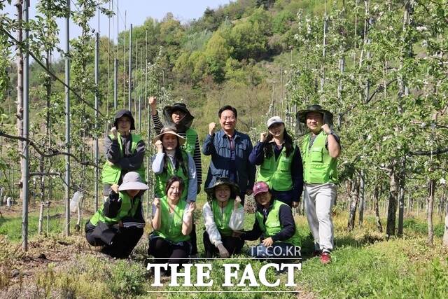 28일 충남 지역 사과 농가를 찾은 충남문화관광재단의 임직원 봉사단 나눠YOU가 봉사활동을 진행한 후 기념 촬영을 하고 있다. /충남문화관광재단