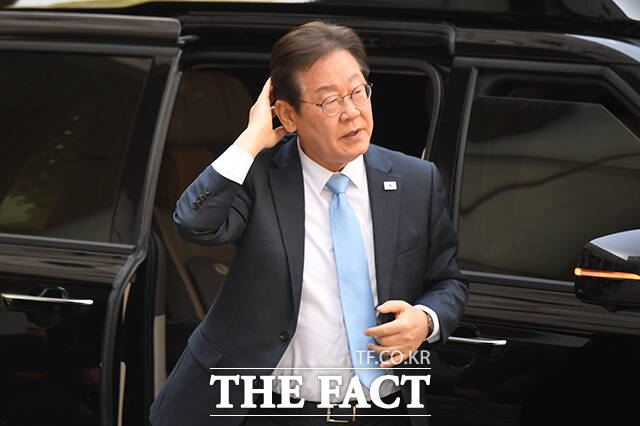 대법원이 더불어민주당 이재명 대선 후보의 공직선거법 위반 혐의 사건에 관해 오는 1일 선고하겠다고 밝힌 가운데 이 후보는 법대로 할 것이라고 밝혔다. 이 후보가 지난 15일 오전 서울 서초구 서울중앙지방법원에서 열린 대장동·위례 개발특혜·성남FC 의혹 관련 공판에 출석하고 있다. /장윤석 기자