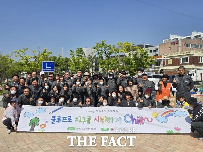 수원시자원봉사센터 봉사자들이 29일 고색동에서 쿨루프 시공에 앞서 기념 촬영을 하고 있다. /수원시자원봉사센터