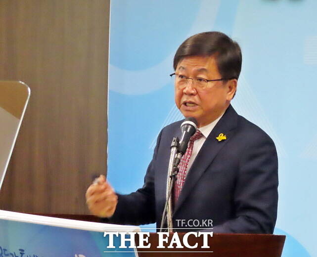 최교진 세종시교육감이 29일 청사 대회의실에서 기지회견을 갖고 학교체육 활성화 추진 계획을 발표하고 있다. /김형중 기자