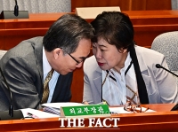 조태열 장관과 대화하는 조배숙 의원 [포토]