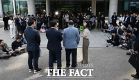  서울 고검 출석한 명태균에 쏠린 취재진 [포토]