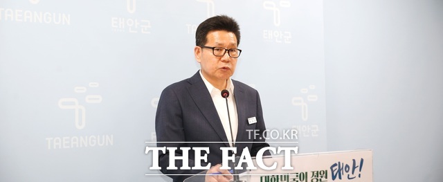 한석민 태안군 주민공동체과장이 30일 군청 브리핑 룸에서 정례 브리핑을 하고 있다./ 태안군.