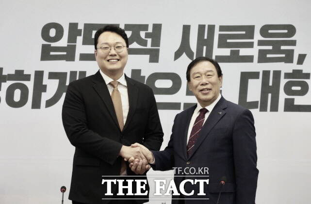 최민호 세종시장이 30일 천하람 개혁신당 당대표 직무대행(왼쪽)을 만나 행정수도 완성 등 대선 공약화의 필요성을 강조하고 있다. /세종시