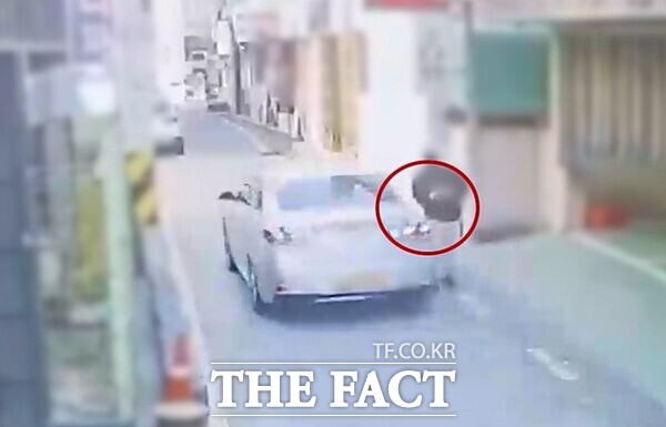 경찰청 국가수사본부(국수본)는 5월1일부터 8월31일까지 서민경제 침해범죄인 교통사고 보험사기 집중수사에 나선다고 30일 밝혔다. 사진은 A씨가 골목길에서 손목치기수법으로 고의로 교통사고를 일으키는 모습이 CCTV에 포착된 모습./대전 경찰청 제공