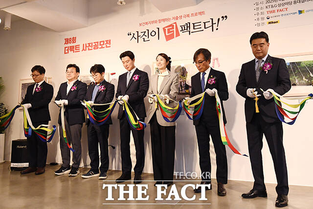최연송 한국영상기자협회장, 박종현 한국기자협회장, 장은섭 보건복지부 인구정책총괄과장, 김상규 더팩트 대표이사, 강선우 더불어민주당 의원, 김기정 한국인터넷신문협회장, 이호재 한국사진기자협회장(왼쪽부터)이 30일 오후 서울 마포구 KT&G 상상마당 홍대 갤러리에서 열린 보건복지부와 함께하는 저출생 극복 프로젝트 <사진이 더팩트다> 시상식에 참석해 테이프 커팅을 하고 있다. /서예원 기자
