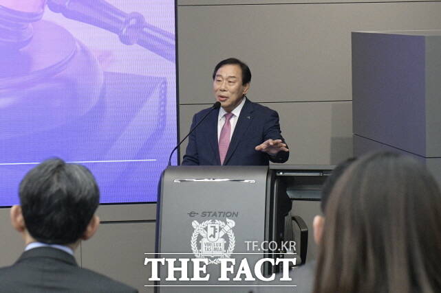 최민호 세종시장이 29일 서울대 행정대학원 세종공동캠퍼스에서 열린 ‘행정수도 세종’ 특별 기획 세미나에서 발제자로 나서 의견을 발표하고 있다. /세종시