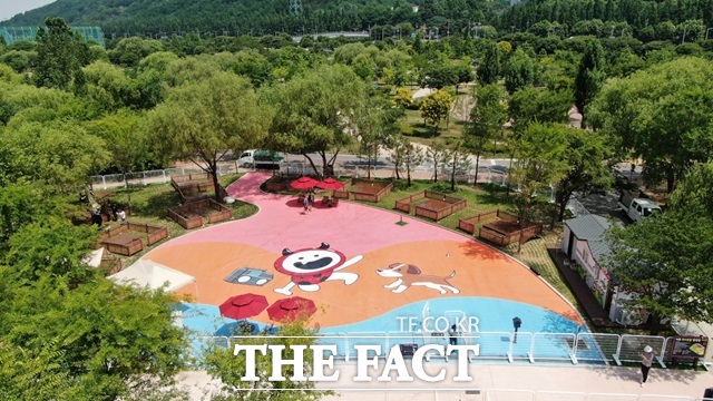 마포구 반려동물 캠핑장. 전체 면적은 2863㎡(약 866평)로, 반려견 체급에 따라 중·소형견 구역과 대형견 구역으로 나뉘어 운영된다./마포구