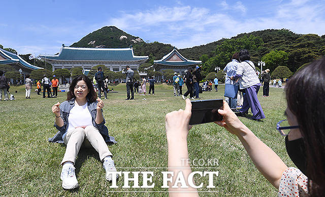 청와대는 윤 전 대통령 취임일인 지난 2022년 5월10일 최초로 일반인을 대상으로 문을 열었다. 사진은 지난 2022년 5월10일 윤석열 전 대통령 취임일을 맞아 서울 종로구 청와대를 찾은 시민의 모습. /이새롬 기자