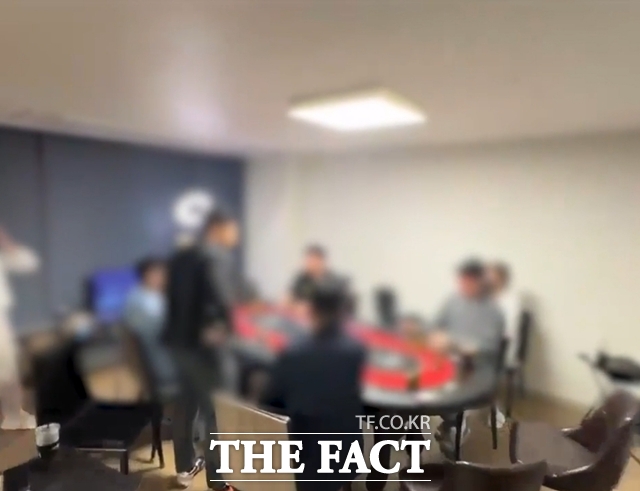 경찰청 국가수사본부(국수본)는 1일부터 8월31일까지 홀덤펍 내 불법 도박행위를 집중적으로 단속한다고 밝혔다. 사진은 경찰에 적발된 불법 카지노 도박장./부산경찰청