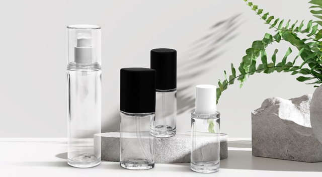 국내 석유화학 업계가 불황 장기화로 올해 1분기도 실적이 좋지 않을 것으로 점쳐지면서 상대적으로 안정적인 수익을 유지하고 있는 스페셜티(고부가가치) 제품 위주 기업들이 눈길을 끌고 있다. 사진은 UL 저탄소 인증을 받은 화학적 재활용 소재 에코트리아 CR로 만든 SK케마칼의 화장품 용기. /SK케미칼