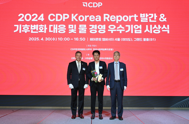SK에어플러스가 글로벌 기업 기후변화대응 평가기구로부터 ESG 경영 성과를 인정받았다. 사진은 정주영 SK에어플러스 경영지원 담당임원(가운데)이 30일 서울 여의도 페어몬트 엠버서더 서울 호텔에서 열린 2024 CDP 코리아 기후변화 대응·물 경영 우수기업 시상식에서 탄소경영 특별상을 수상한 뒤 장지인 CDP 한국위원회 위원장(오른쪽), 호세 오르도네즈 CDP 글로벌 CRO(왼쪽)와 기념촬영을 하고 있는 모습. /SK에코플랜트