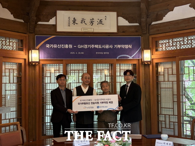 경기주택도시공사가 국가무형유산 첫 후원자로 결정한 김영희(왼쪽 두 번째)과 임선빈(왼쪽 세 번째) 악기장. /경기주택도시공사