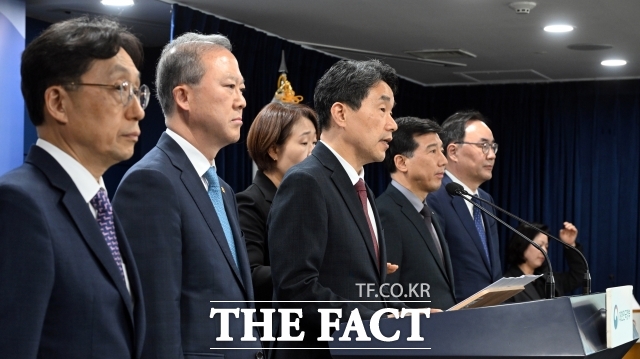 이주호 사회부총리 겸 교육부 장관이 17일 오후 서울 종로구 정부서울청사에서 2026학년도 의대 모집 인원 조정안을 발표하고 있다. /임영무 기자