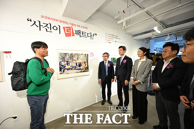 키야 쑥쑥 자라라로 보건복지부 장관상을 수상한 김정국 씨가 내빈들에게 수상작을 소개하고 있다.