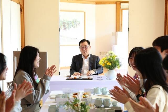 박현철 롯데건설 부회장이 지난 28일 서울 종로구 북촌한옥마을에 있는 한옥 갤러리 이음 더 플레이스에서 주니어보드 5기 구성원들과 킥오프 미팅을 가졌다. /롯데건설