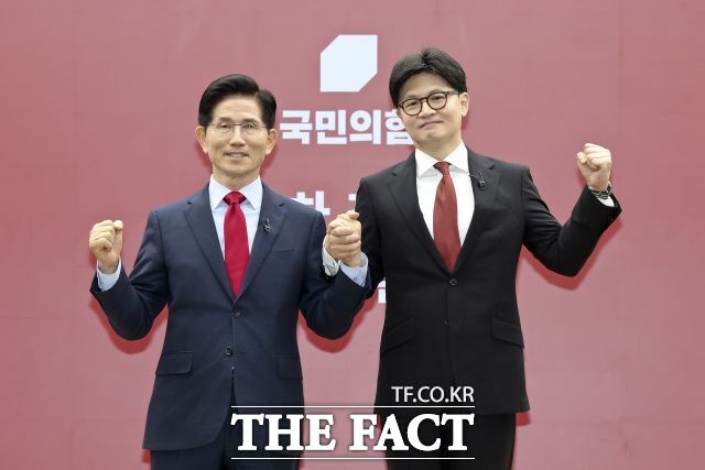 국민의힘 대선 경선 마지막 라운드에 진출한 김문수(왼쪽) 후보는 한 대행과 단일화에 긍정적이다. 반대로 한동훈 후보는