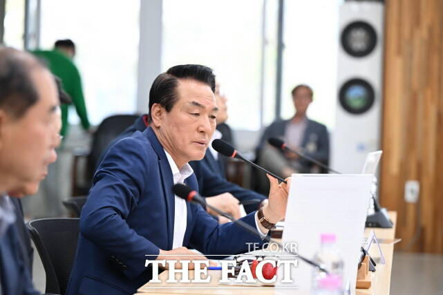 백성현 논산시장이 29일 시청 회의실에서 열린 ‘제27회 논산딸기축제 평가 보고회’에서 2025년 딸기축제 및 엑스포의 성공적인 개최를 위한 방향성을 논의했다. /논산시