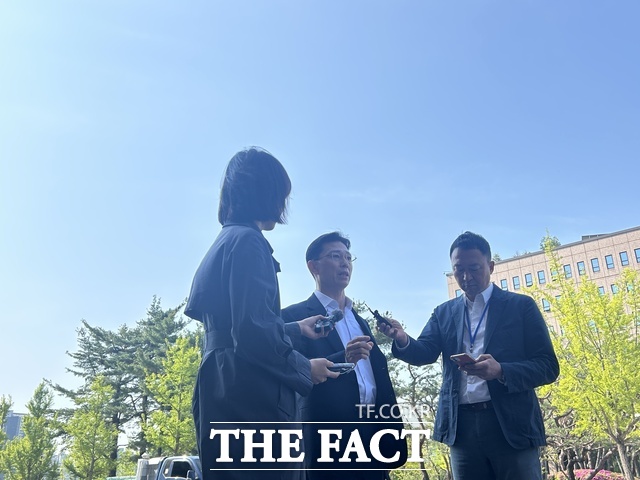 해병대 채모 상병 수사 외압 의혹을 받는 임성근 전 해병대 1사단장이 30일 오전 휴대전화 포렌식 참관을 위해 고위공직자범죄수사처(공수처)에 출석하기에 앞서 취재진 앞에서 입장을 밝히고 있다. /김해인 기자