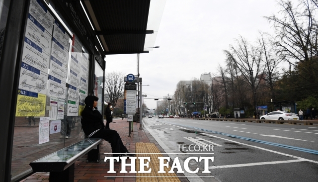 30일 첫차부터 준법투쟁에 나선 서울 시내버스 노동조합이 이날 하루만 경고성으로 진행하고 연휴가 시작되는 5월 1일부터는 정상 운행한다./서예원 기자