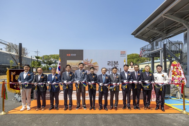 지난 29일 열린 강원도 원주시 삼양제분 정제공장 준공식에서 삼양식품 경영진들이 기념 촬영하고 있다. /삼양식품