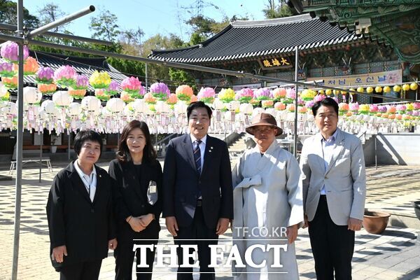 대전 대덕구의회 전석광 의장을 비롯해 양영자·김기흥·박효서 의원과 의회사무과 직원들은 30일 대덕구 대표 사찰 가운데 하나인 죽림정사(연축동)를 방문가 지역 불교계와 소통을 강화했다./대덕구의회