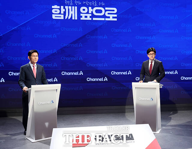 김문수 국민의힘 대선 경선 후보(왼쪽)와 한동훈 국민의힘 대선 경선 후보가 24일 오후 서울 종로구 동아미디어센터 채널A 오픈스튜디오에서 열린 토론회에 참석하고 있다. /국회사진취재단