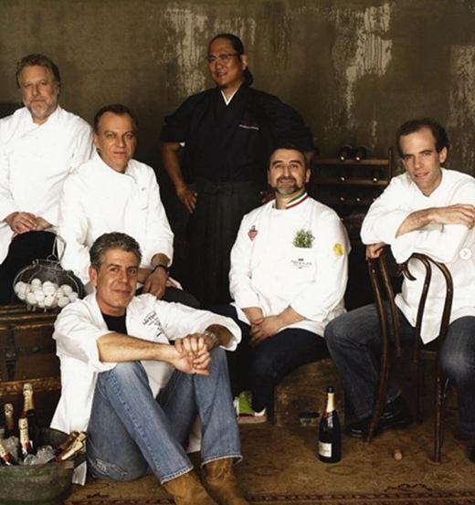 이탈리아 토스카나 요리의 거장 카셀라 셰프가 서울에서 단 이틀간 팝업 테이블을 연다. 오는 5월 27일과 28일 서울 양재천 인근 프렌치 레스토랑 마누테라스에서 열리는 행사에는 프랑스와 아시아 퓨전 요리로 주목받는 이찬우 셰프가 협업 파트너로 나선다.뉴욕의 쉐프들과 함께한 체사레 카셀라 셰프(가운데). /고메 매거진