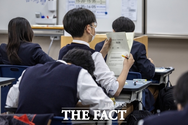 교육부는 30일 제20차 학교폭력대책위원회 심의·의결을 거친 제5차 학교폭력 예방 및 대책 기본계획(2025∼2029)을 내달 1일 발표한다고 밝혔다. 사진은 서울의 한 고등학교. / 더팩트DB