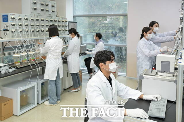 순천향대 이공계 대학원생들이 실험실습에 몰두하고 있다./순천향대