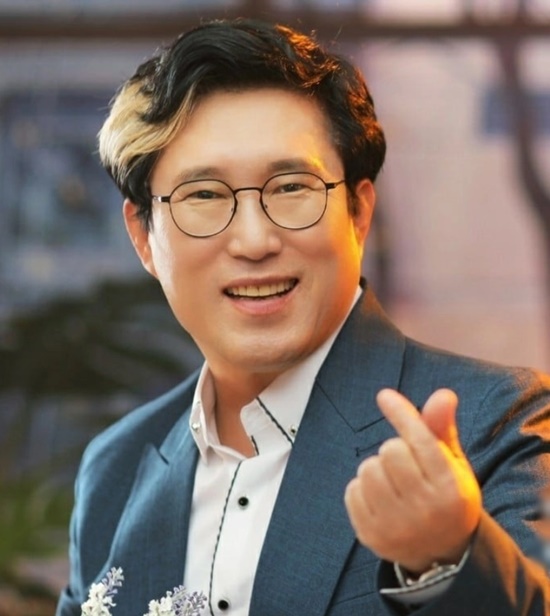 시인 겸 치과의사 이영만은 닥터리라는 예명으로 가수 활동 중이다. 그가 작사가로 데뷔한 것은 작곡가 차태일의 권유로 남진의 모정을 작사한 게 계기가 됐다. /이영만 SNS