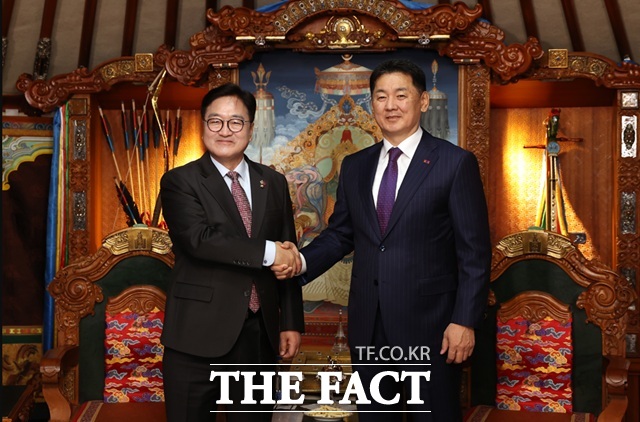 우원식(왼쪽) 국회의장이 28일 몽골 울란바토르 정부청사에서 오흐나 후렐수흐 몽골 대통령과 악수하고 있다. /국회의장실 제공