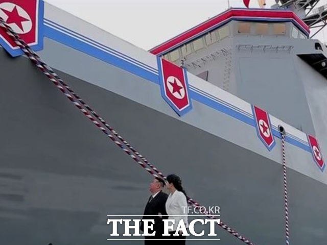 김정은 북한 국무위원장이 지난 25일 진수된 신형 5000톤(t)급 다목적구축함 최현호의 무장 시험 사격을 참관하며 해군의 핵무장화를 가속하라고 지시했다. /조선중앙TV 갈무리.뉴시스
