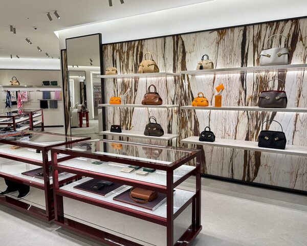 신세계면세점이 인천국제공항 제1터미널점에 이탈리아 럭셔리 하우스 페라가모(Ferragamo) 부티크를 오픈했다. /신세계면세점