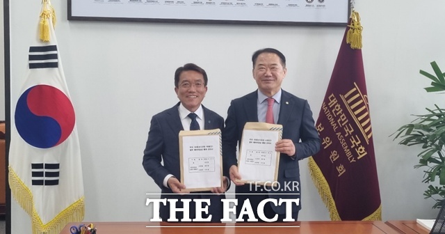 정영철 산청부군수(왼쪽)이 신성범 국회의원을 만나 국도59호선과 국도20호선 사업의 정부 예타 통과 지원을 요청했다./산청군