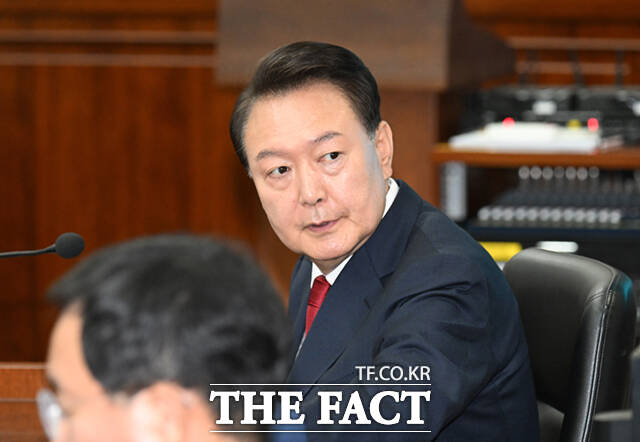 윤석열 전 대통령이 21일 서울 서초동 서울중앙지법에서 열린 내란 우두머리 혐의 형사재판 2번째 공판에 출석하고 있다.