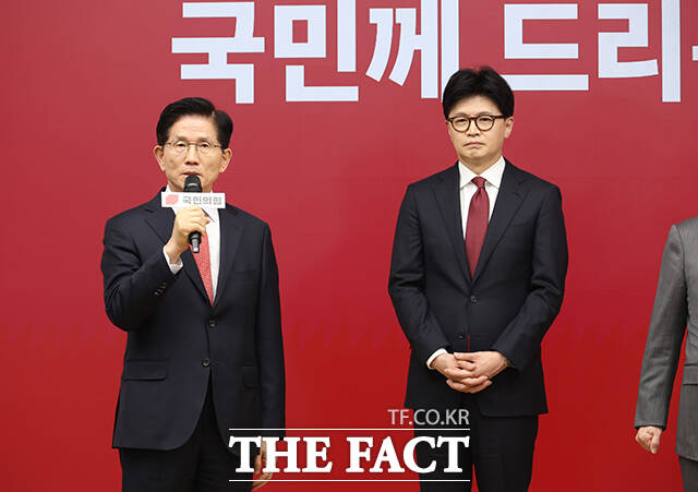김문수 국민의힘 경선 후보가 최종 후보로 선출된다면 한덕수 대통령 권한대행에게 최종 후보를 양보하지 않을 것이라는 취지로 견해를 밝혔다. 사진은 김문수(왼쪽) 후보와 한동훈 후보. /국회사진취재단