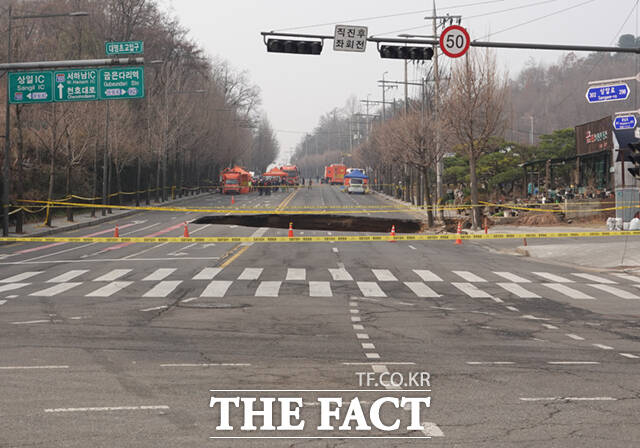 30일 서울 강동구 성내동에서 깊이 1.5m 이상의 싱크홀(땅꺼짐 현상)이 발생했다. 사진은 지난 3월 서울 강동구 대명초등학교 인근 사거리에서 발생한 땅꺼짐 현장./이새롬 기자