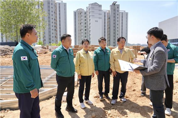 남구의회 사회건설위원회가 반다비체육센터 야영장 조성사업 현장을 방문했다. /남구의회