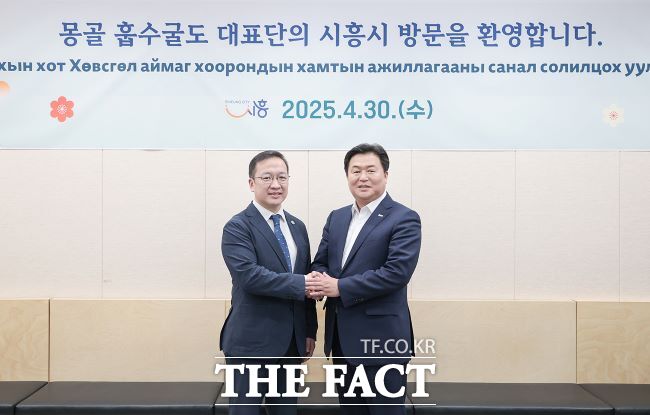 바트을지 몽골 국회의원(왼쪽)과 임병택 시흥시장이 방문기념 촬영을 하고 있다./시흥시